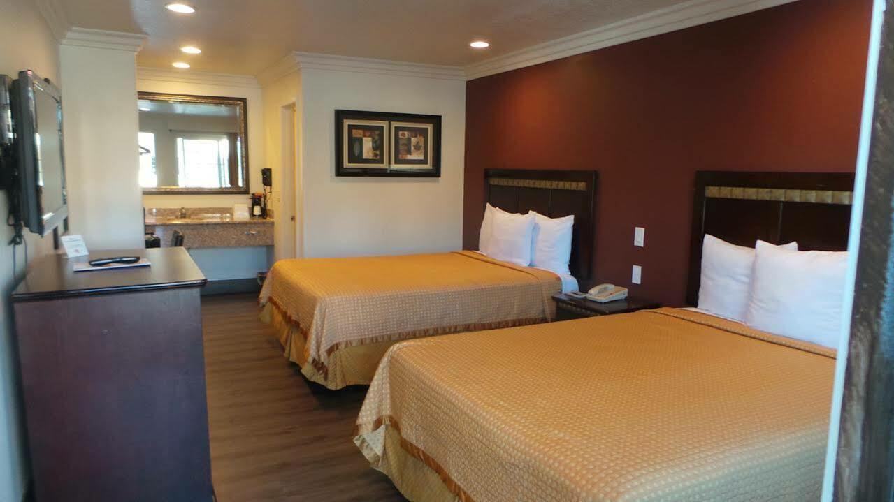 Hyland Inn Near Legoland Carlsbad Exterior photo